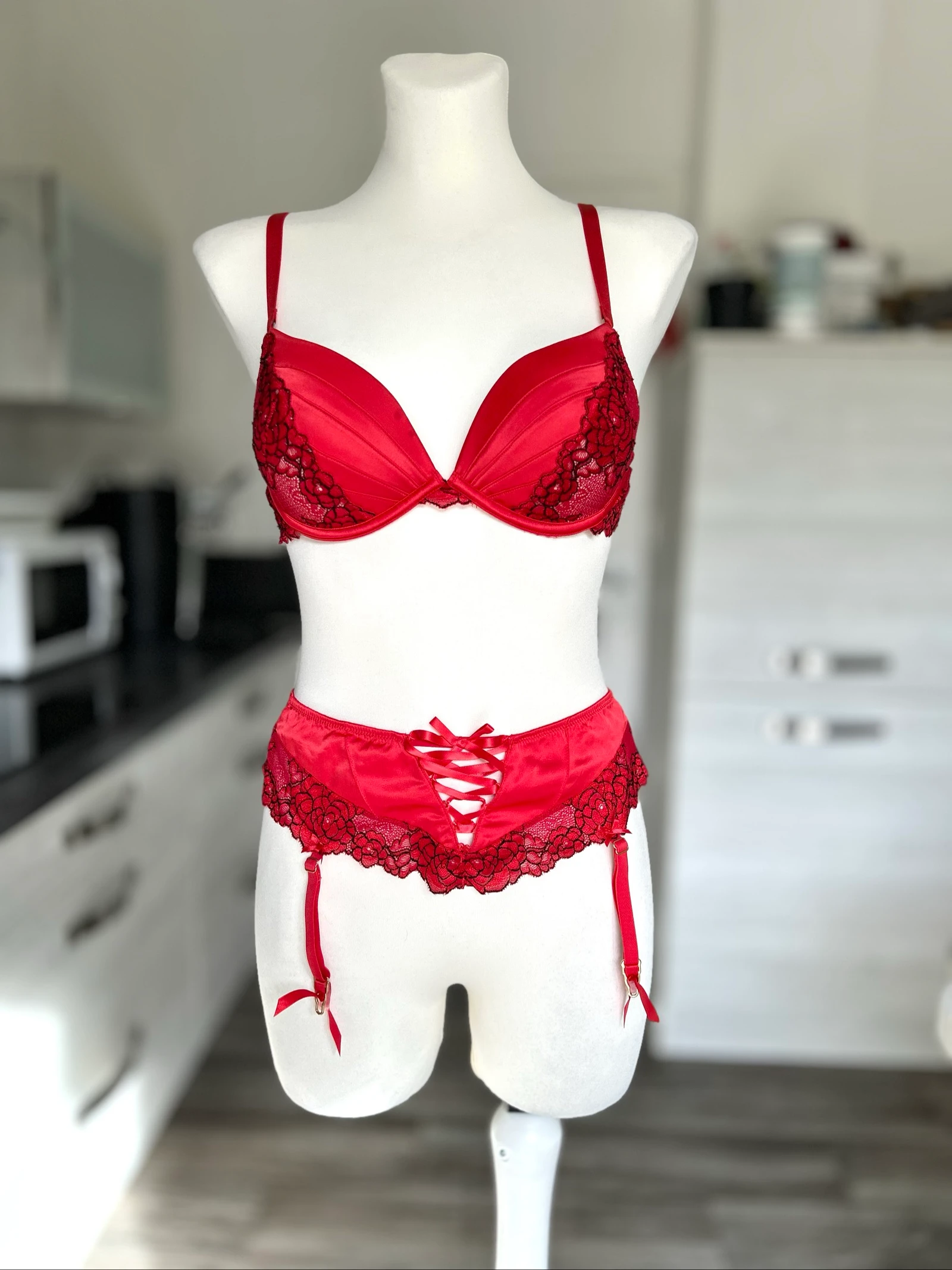 Soutien gorge rouge dentelle Taille 90B + porte jarretelle rouge Taille 38/40 polyester